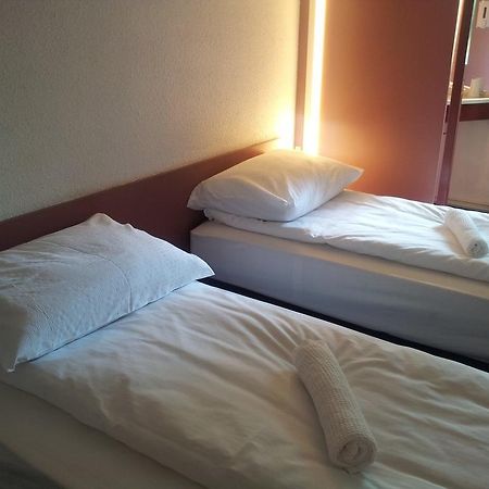Drive Inn Hotel Torokbalint Bagian luar foto