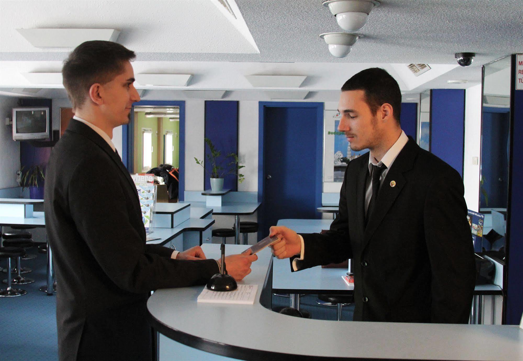 Drive Inn Hotel Torokbalint Bagian luar foto